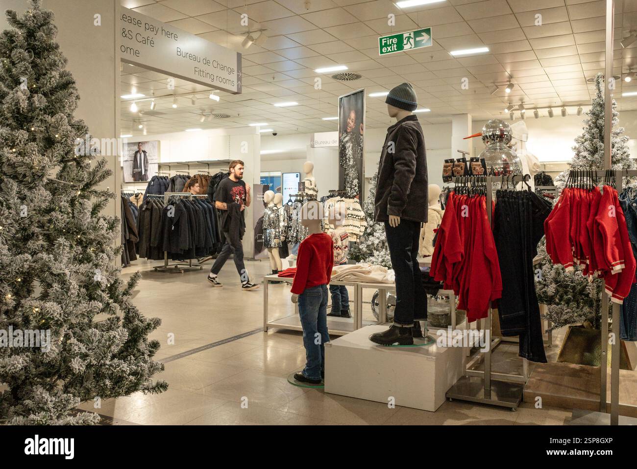 Decorazioni natalizie all'interno di a Marks and Spencer nel centro di Truro in Cornovaglia nel Regno Unito. Foto Stock