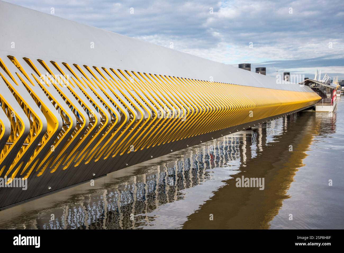 Anversa, Belgio. Uno degli eleganti ponti passeggeri che conducono al nuovo terminal delle navi da crociera sul fiume Scheldt vicino a Het Steen, by Ney & Partners, 2020 Foto Stock