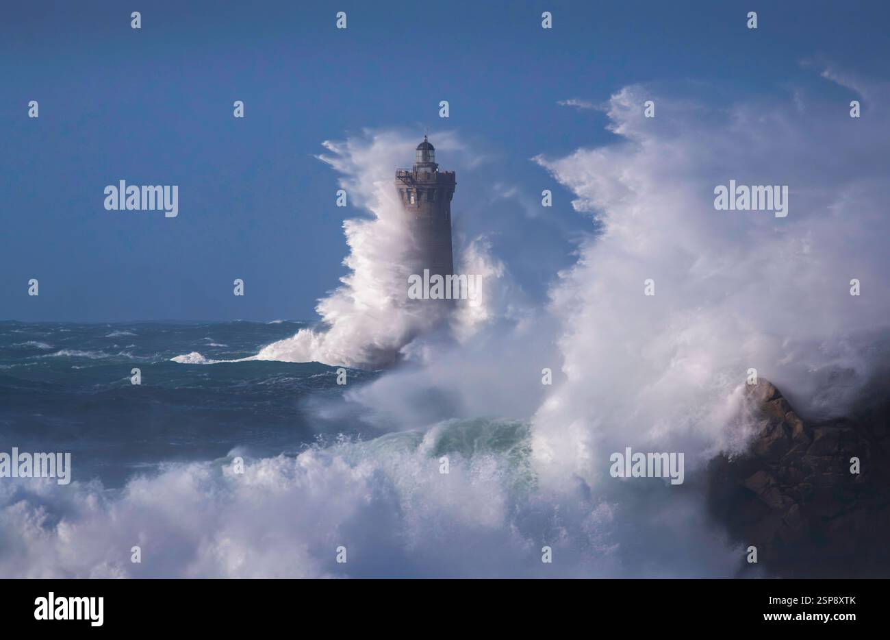 PHARE du Four durante una tempesta con onde enormi Foto Stock