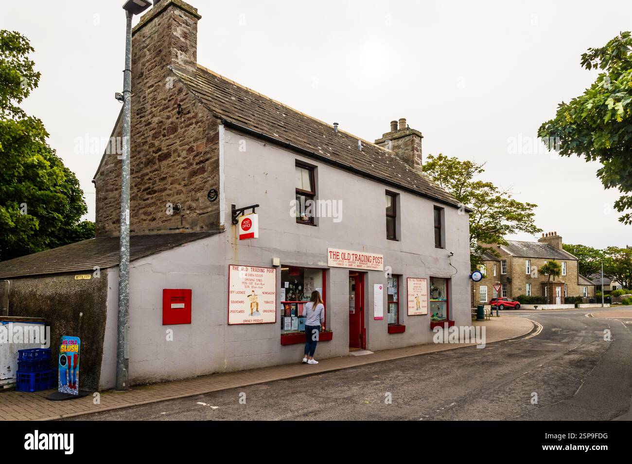 The Old Trading Post, ufficio postale e negozio del villaggio a St Margaret's Hope a South Ronaldsay, Orcadi. Foto Stock