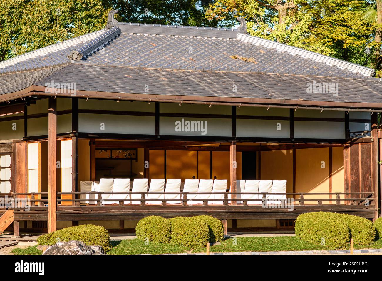 Antica residenza giapponese Tokugawa Shogun del castello Nijo nella città di Kyoto, Giappone, il 12 novembre 2017 Foto Stock