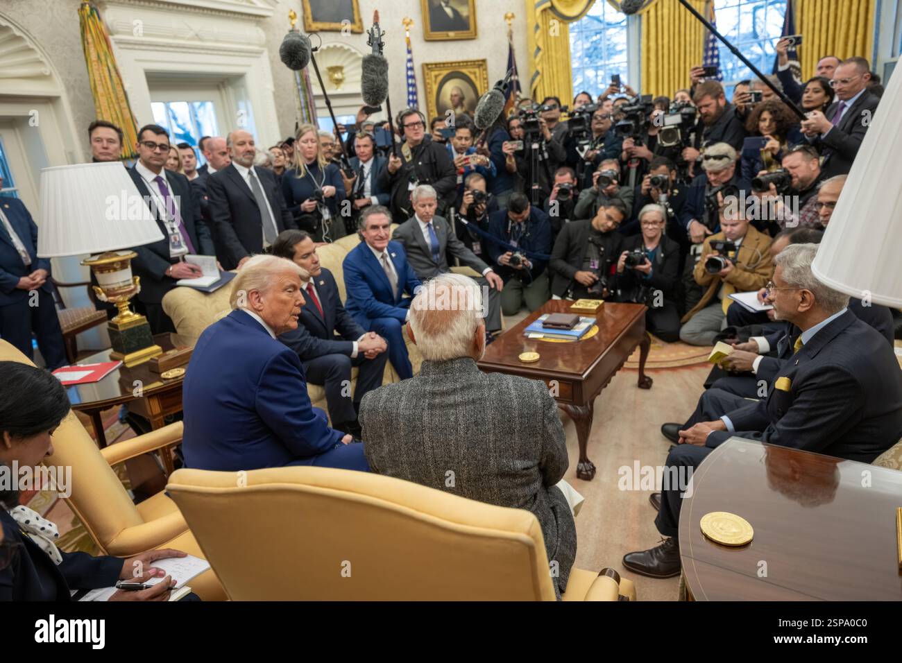 Washington, Stati Uniti. 13 febbraio 2025. U. Il presidente Donald Trump, a sinistra, e il primo ministro indiano Narendra modi, a destra, guardano verso i media raccolti prima dell'inizio del loro incontro bilaterale presso l'Ufficio ovale della Casa Bianca, 13 febbraio 2025 a Washington, DC Credit: Handout/White House Photo/Alamy Live News Foto Stock