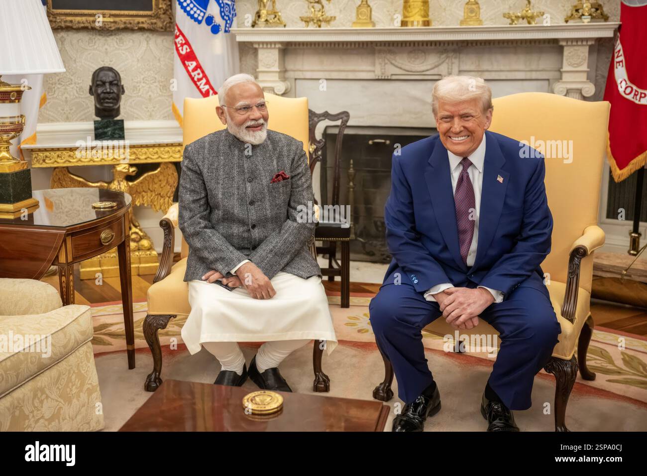 Washington, Stati Uniti. 13 febbraio 2025. Il primo ministro indiano Narendra modi, a sinistra, posa con U. Presidente Donald Trump, giusto, prima dell'inizio del loro incontro bilaterale presso l'Ufficio ovale della Casa Bianca, 13 febbraio 2025 a Washington, DC Credit: Handout/White House Photo/Alamy Live News Foto Stock