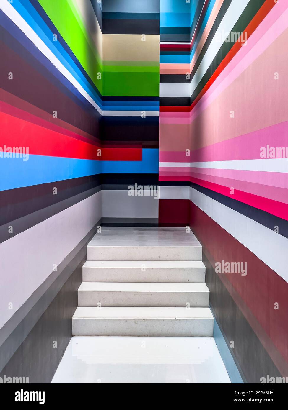 Opere d'arte del Royal Museum of fine Arts (KMSKA) di Anversa, Belgio di Boy & Erik Stappaerts - 2 dipinti di conflitto + metodo del colore in 7 strati (2022) Foto Stock