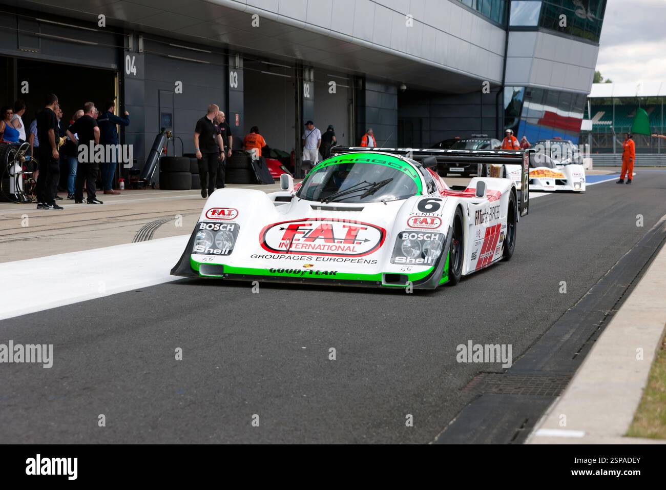 1989 di Mark Sumpter, Porsche 962, nella pit Lane internazionale, durante la sessione di qualificazione del gruppo C, al Silverstone Classic 2016. Foto Stock