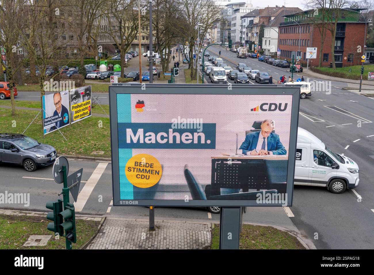 Cartellone digitale con pubblicità elettorale CDU, dietro ad esso analogico, stampato poster elettorali su larga scala, su Alfred Straße a Essen, Renania settentrionale-Occidentale Foto Stock