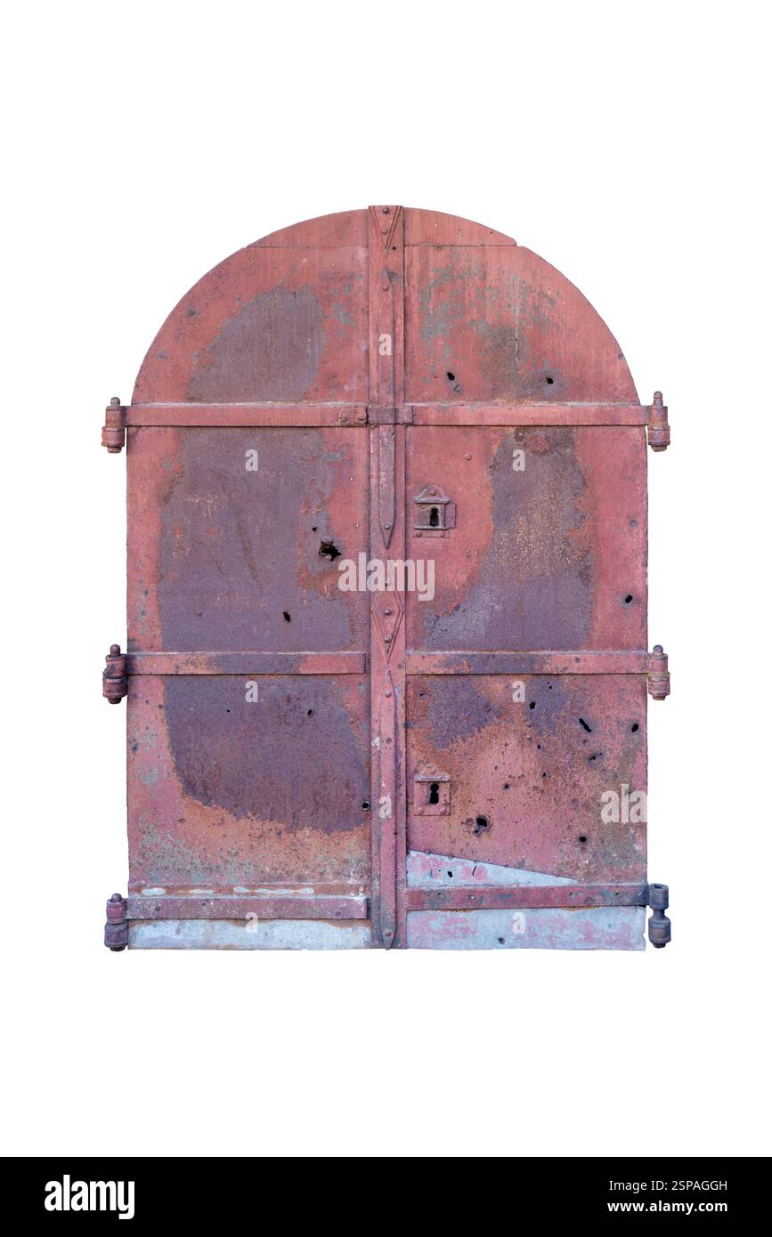 Doppie porte in ferro invecchiate con parte superiore ad arco, superficie arrugginita rossastra, ammaccature e tre cerniere su ciascun lato, evocando l'artigianato dell'epoca ottomana, un tempo parte di Foto Stock
