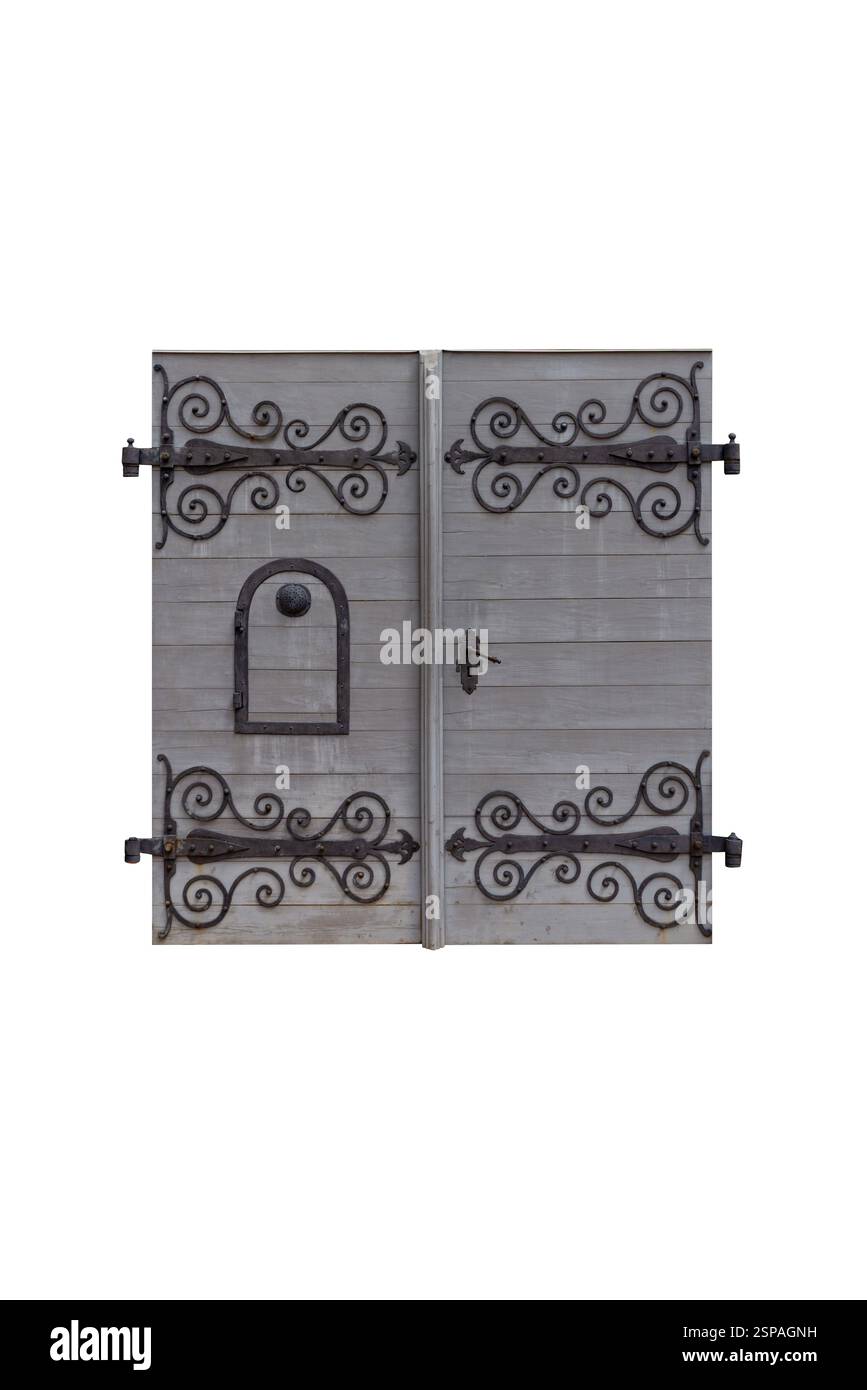 Eleganti porte in legno invecchiato con cerniere in ferro a tutta lunghezza e ornamenti floreali, legno grigio, spioncino e lucchetto nero ornato, perfetti per la storia Foto Stock