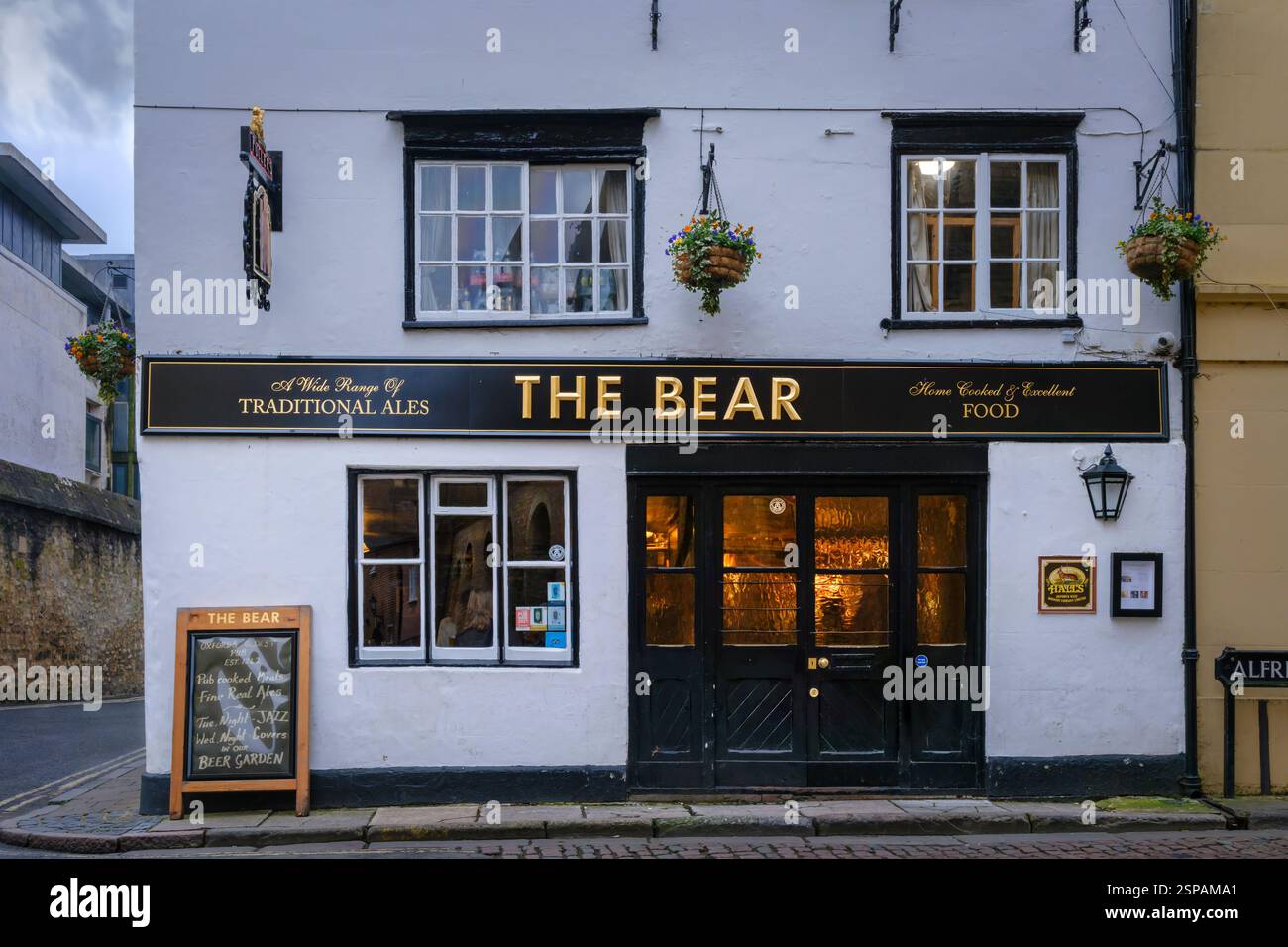 Oxford, Inghilterra - il Bear Inn all'incrocio tra Alfred Street e Bear Lane è un pub inglese tradizionale. C'è stata una casa pubblica sulla corrente Foto Stock