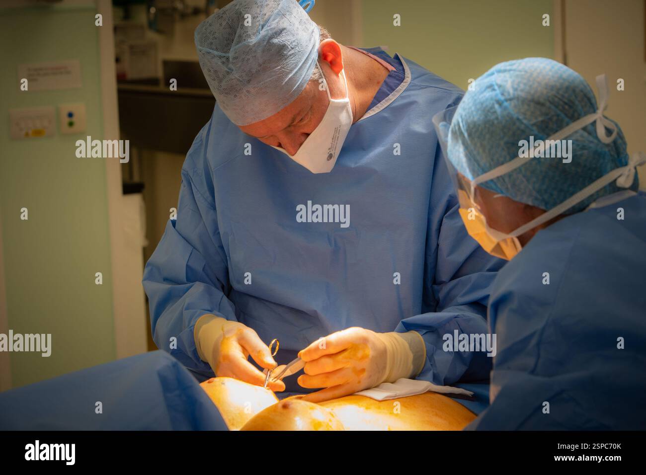 Signor Nigel Carver, chirurgo cosmetico che lavora nel teatro Foto Stock