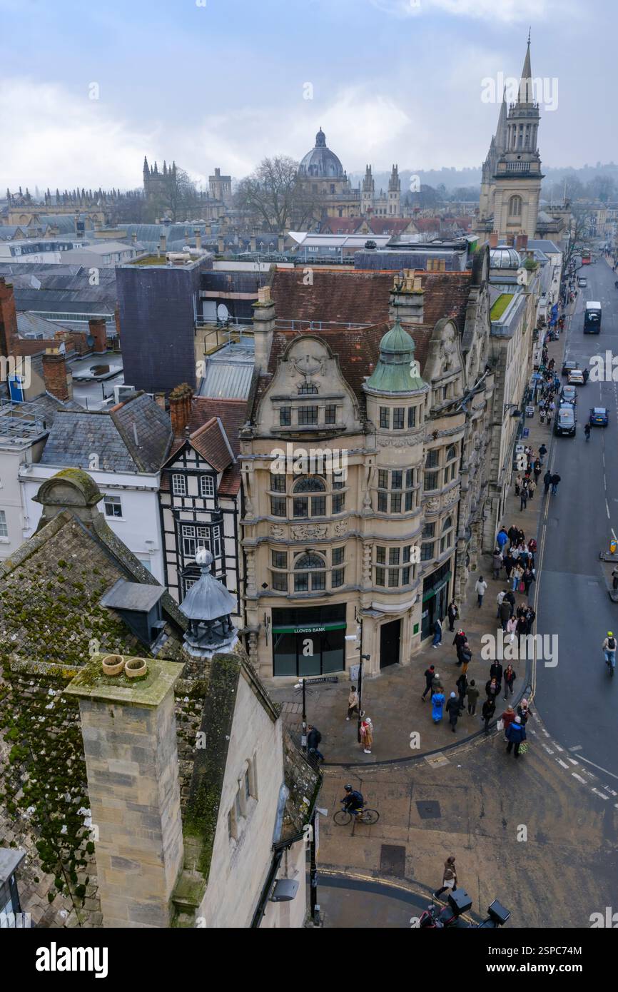 Carfax, Oxford, Inghilterra - la vista dalla cima della Carfax Tower all'incrocio tra St Aldate's, Cornmarket Street, Queen Street e High Street in Foto Stock