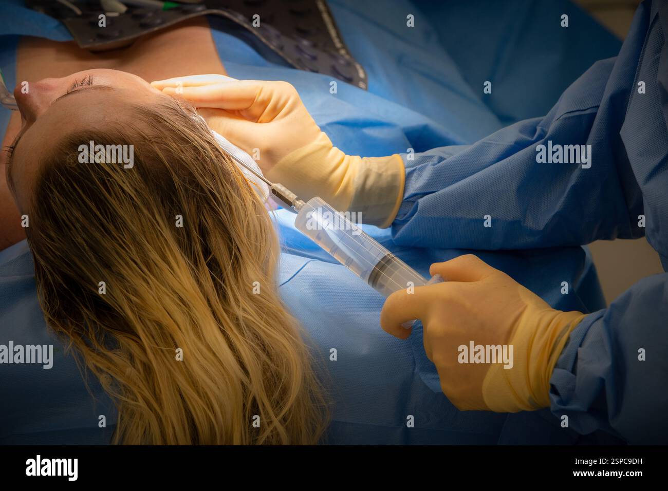 Signor Nigel Carver, chirurgo cosmetico che lavora nel teatro Foto Stock