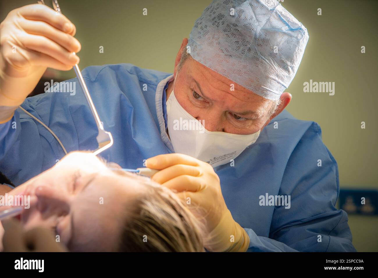 Signor Nigel Carver, chirurgo cosmetico che lavora nel teatro Foto Stock