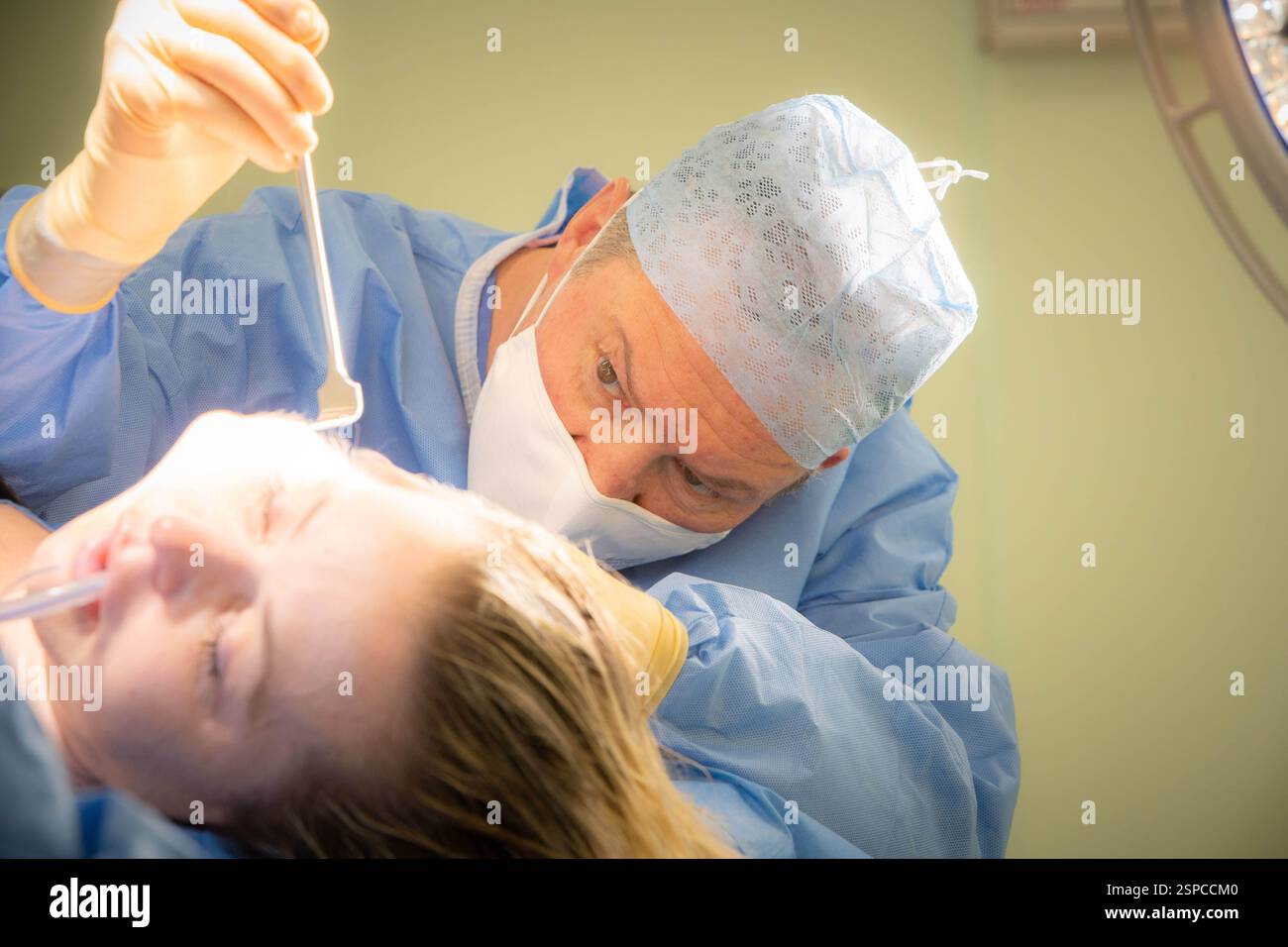 Signor Nigel Carver, chirurgo cosmetico che lavora nel teatro Foto Stock