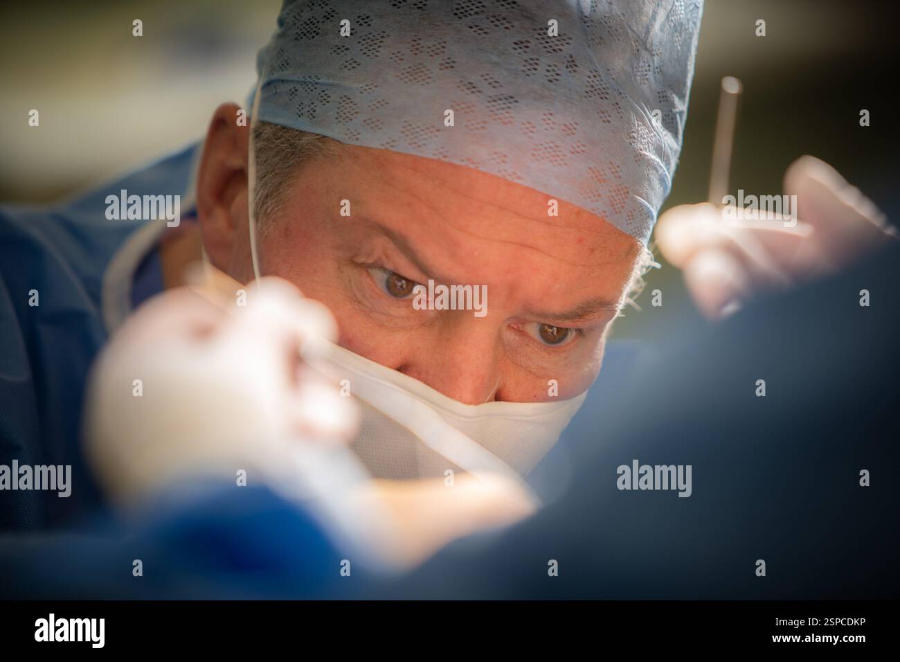 Signor Nigel Carver, chirurgo cosmetico che lavora nel teatro Foto Stock