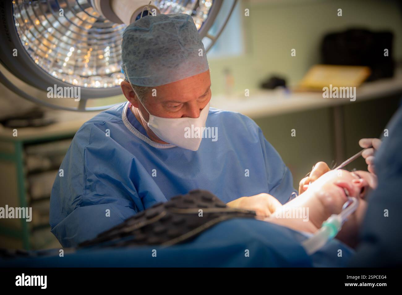 Signor Nigel Carver, chirurgo cosmetico che lavora nel teatro Foto Stock