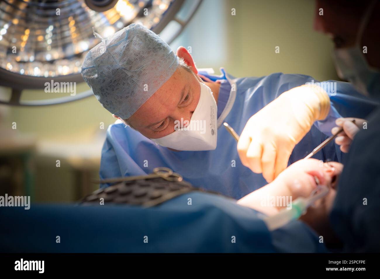 Signor Nigel Carver, chirurgo cosmetico che lavora nel teatro Foto Stock