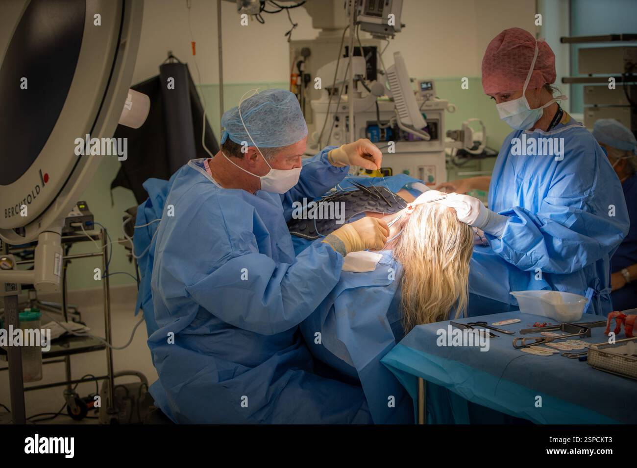 Signor Nigel Carver, chirurgo cosmetico che lavora nel teatro Foto Stock