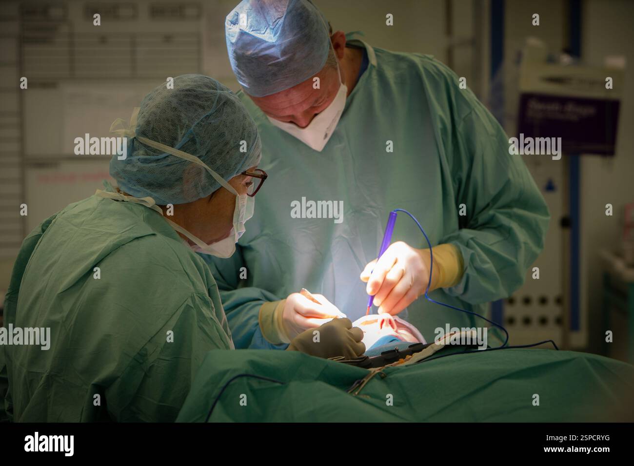 Signor Nigel Carver, chirurgo cosmetico che lavora nel teatro Foto Stock