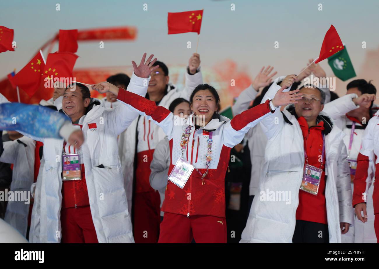 Harbin, la provincia cinese di Heilongjiang. 14 febbraio 2025. Xu Mengtao (C) della Cina partecipa alla cerimonia di chiusura dei IX Giochi invernali asiatici ad Harbin, nella provincia di Heilongjiang, nella Cina nord-orientale, 14 febbraio 2025. Crediti: Zhang Tao/Xinhua/Alamy Live News Foto Stock