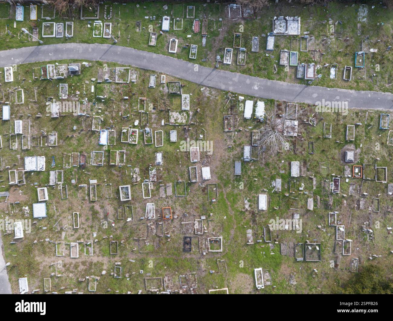 Vista aerea del cimitero Holt di New Orleans con drone che mostra i siti e i sentieri disseminati dall'alto in una giornata limpida Foto Stock