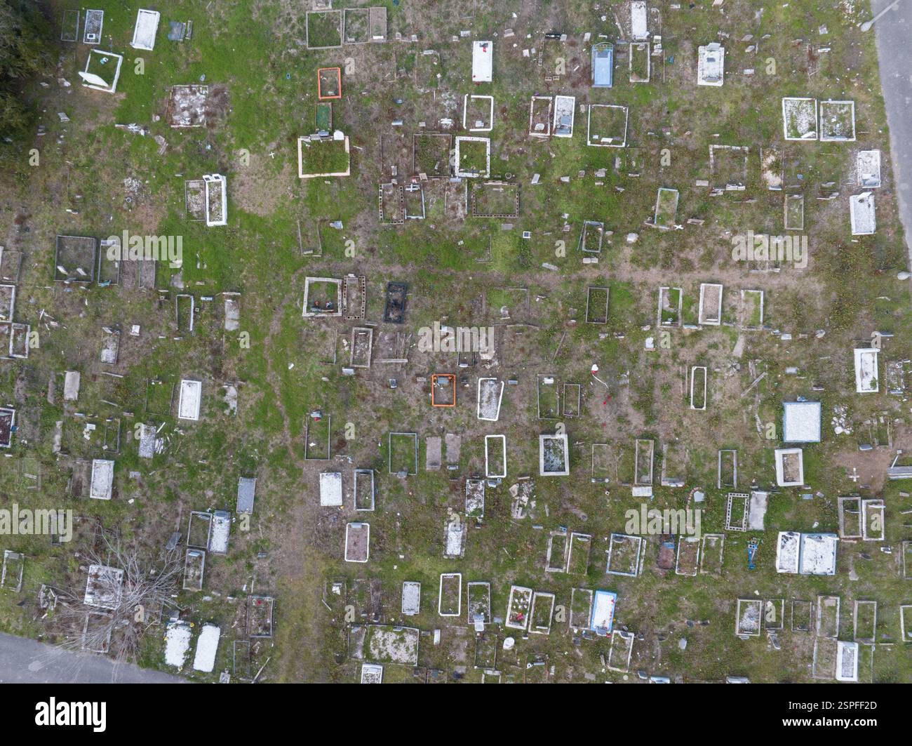 Vista aerea del cimitero Holt di New Orleans con drone che mostra i siti e i sentieri disseminati dall'alto in una giornata limpida Foto Stock