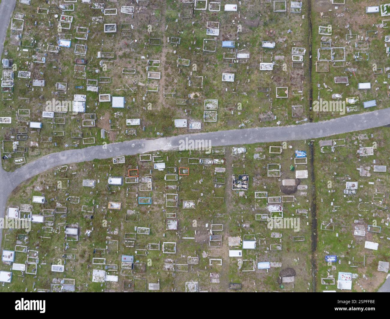 Vista aerea del cimitero Holt di New Orleans con drone che mostra i siti e i sentieri disseminati dall'alto in una giornata limpida Foto Stock