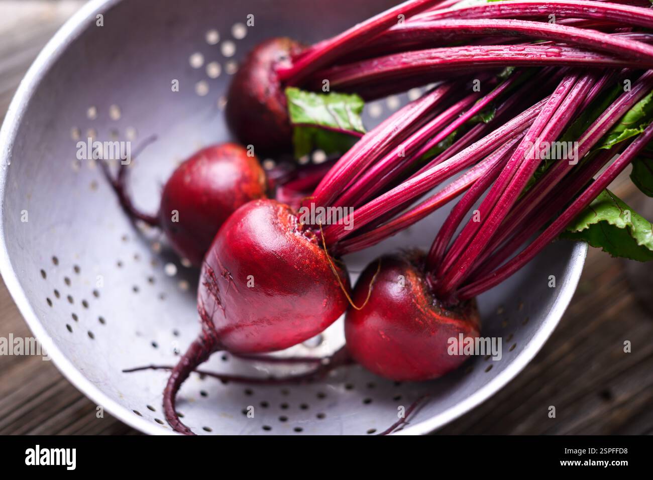 Colorante metallico con barbabietole fresche mature primo piano. Fotografia gastronomica Foto Stock