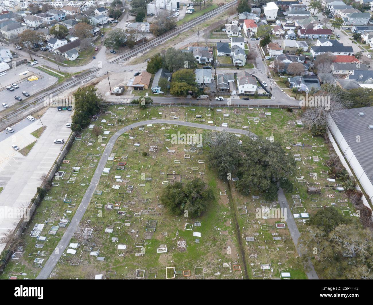 Vista aerea del cimitero Holt di New Orleans con drone che mostra i siti e i sentieri disseminati dall'alto in una giornata limpida Foto Stock