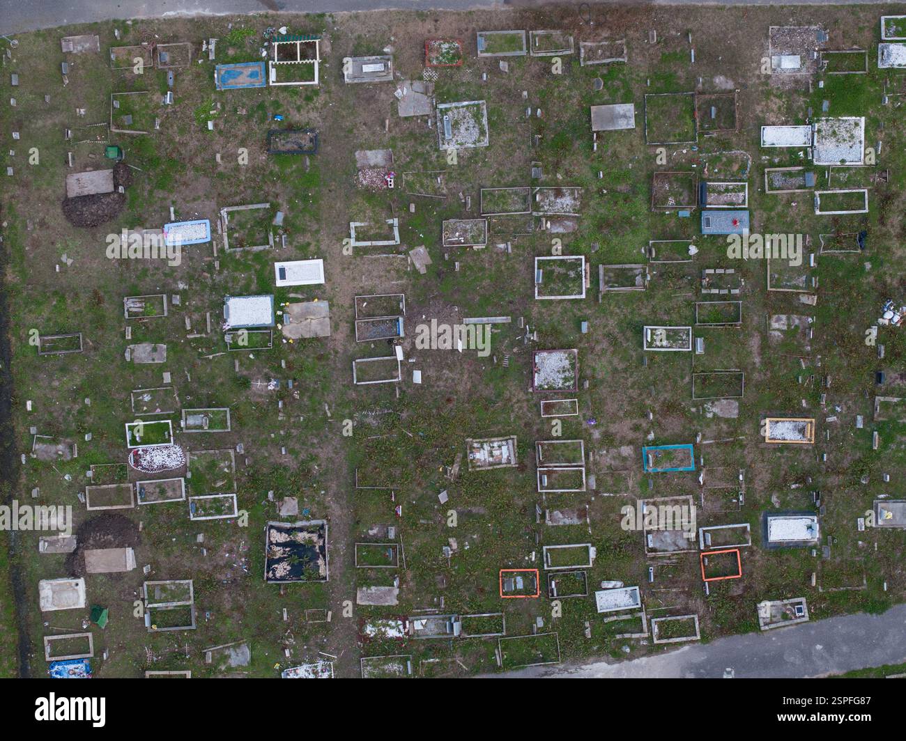 Vista aerea del cimitero Holt di New Orleans con drone che mostra i siti e i sentieri disseminati dall'alto in una giornata limpida Foto Stock