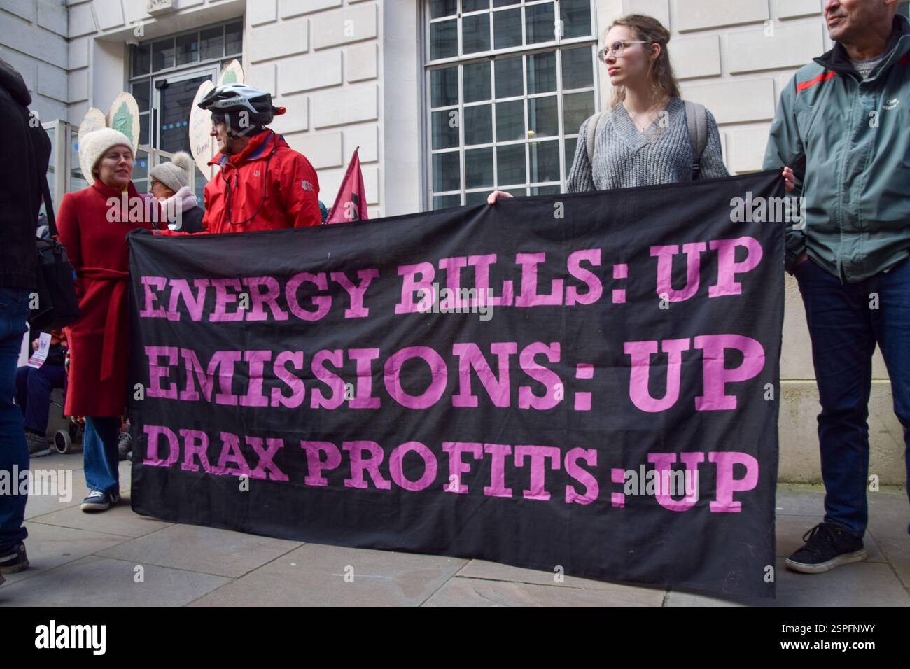 Londra, Regno Unito. 14 febbraio 2025. Gli attivisti ambientalisti organizzano una protesta al di fuori del Dipartimento per la sicurezza energetica e Net Zero che chiede al governo di porre fine alle sovvenzioni per Drax. La società di generazione di energia brucia milioni di alberi ogni anno. Crediti: Vuk Valcic/Alamy Live News Foto Stock