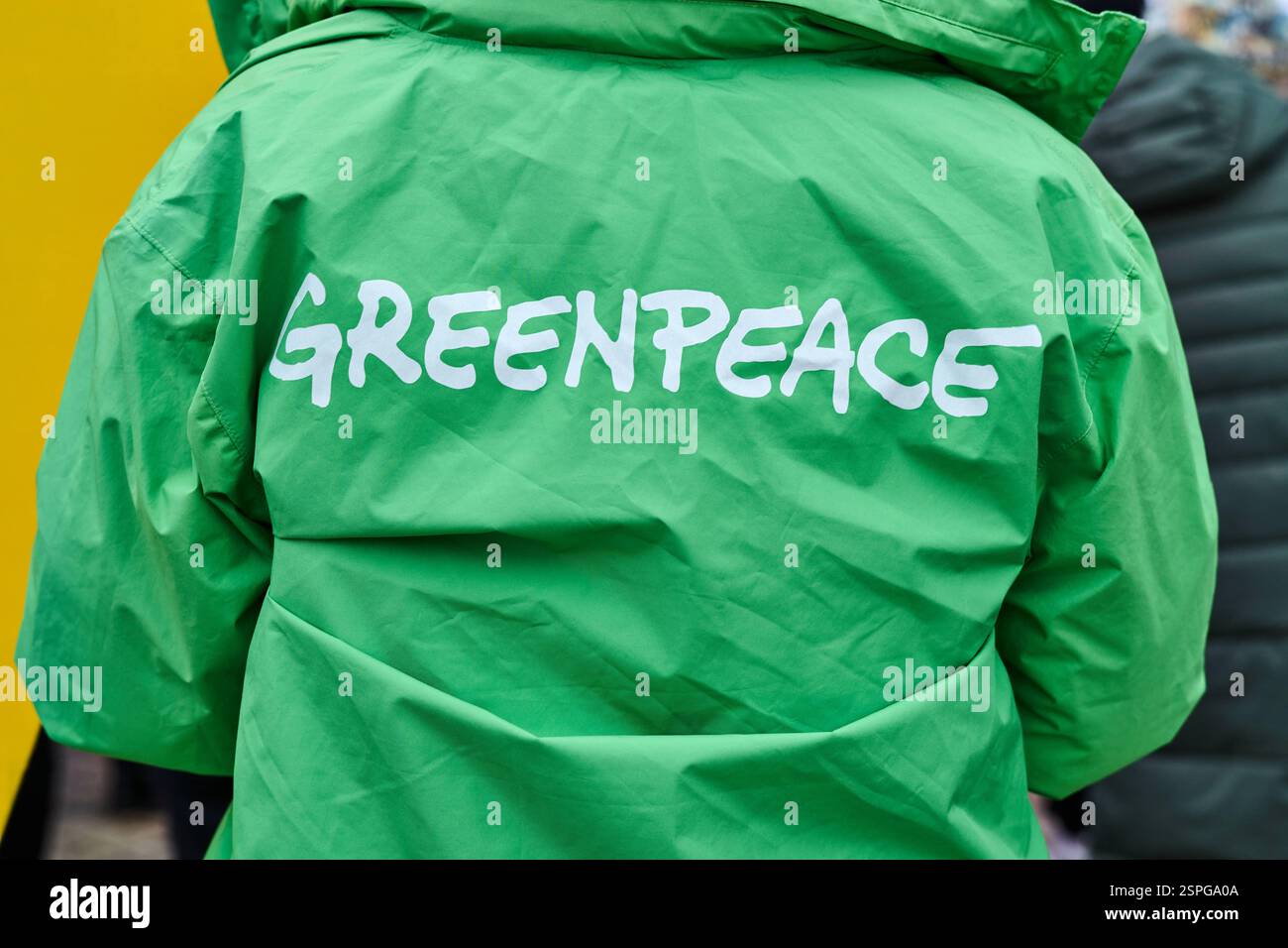 Monaco, Baviera, Germania - 14 febbraio 2025: Dimostrazione del venerdì per il futuro della politica climatica e contro la destra di Königsplatz a Monaco. Con giacca verde e logo Greenpeace *** Demonstration von Fridays for Future für Klimapolitik und gegen Rechts auf dem Königsplatz in München. Logo Damit mit Grüner Jacke und Greenpeace Foto Stock