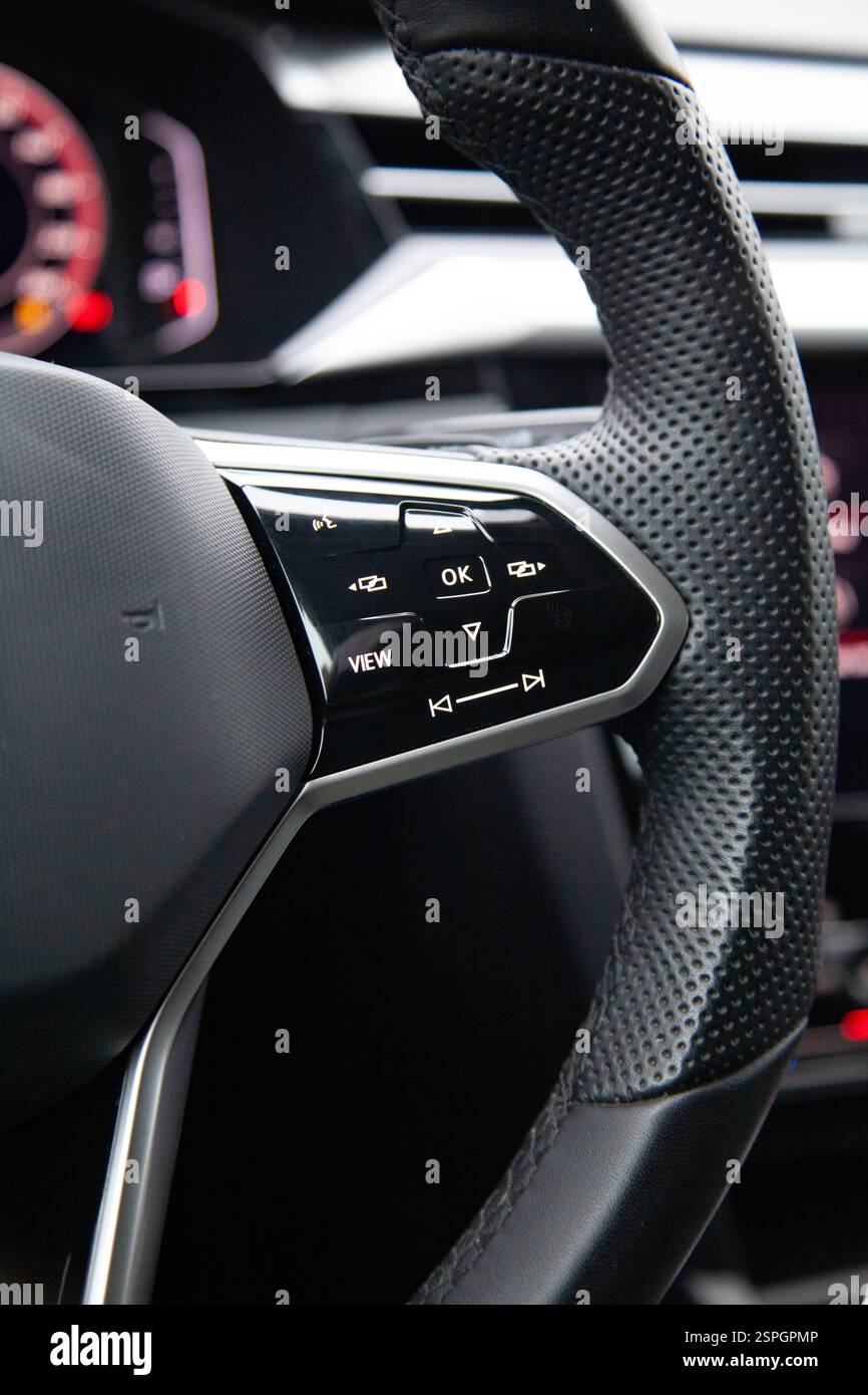 Pulsanti sul moderno volante multifunzione per controllare musica e contenuti multimediali Foto Stock
