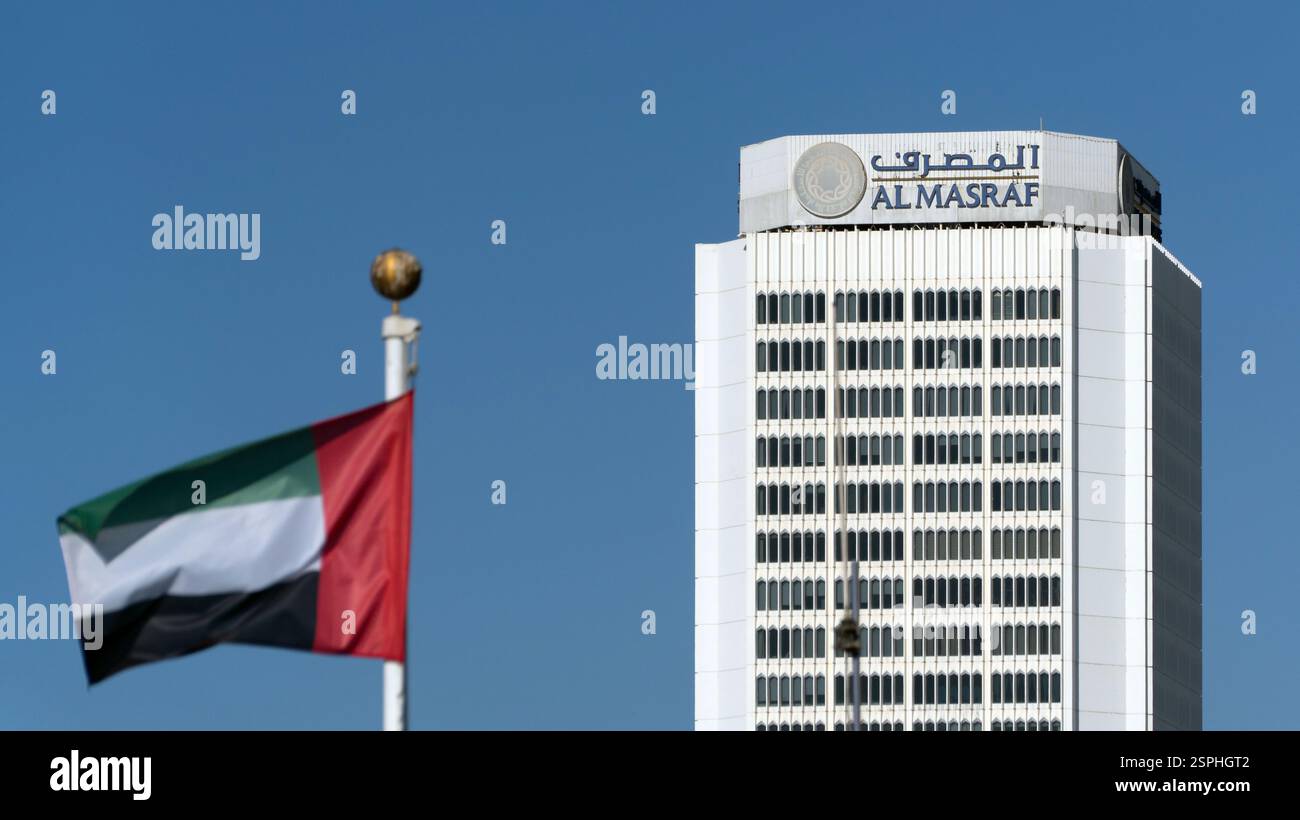 Dubai, Emirati Arabi Uniti - 13 novembre 2024: La filiale principale della al Masraf Bank a Deira, Dubai, si trova vicino al Dubai Creek, riflettendo la forza finanziaria della città. Un moderno e alto Foto Stock