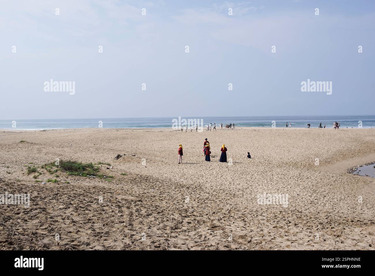 Sukabumi, Indonesia (12 28 2019): Atmosfera da spiaggia durante il giorno con sabbia bianca nel muara cipanarikan sukabumi indonesia Foto Stock