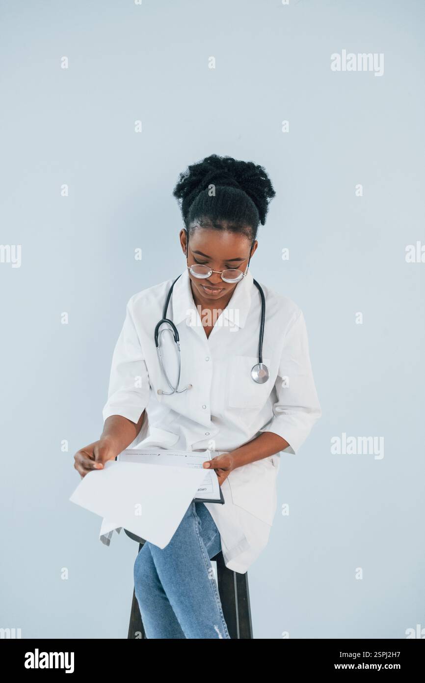 La giovane donna afroamericana è su sfondo bianco. Foto Stock