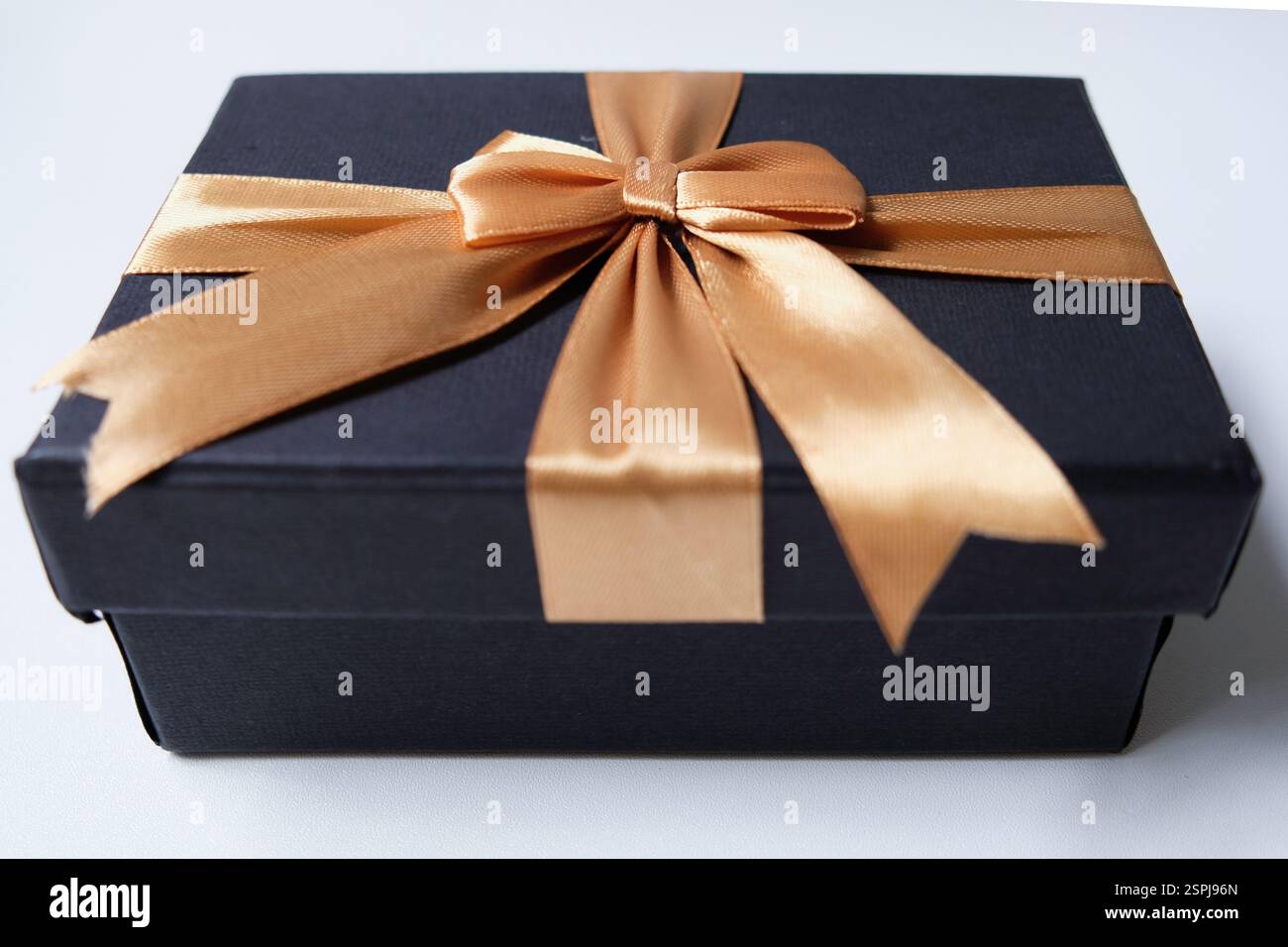 Bellissima confezione regalo con fiocco. Foto Stock