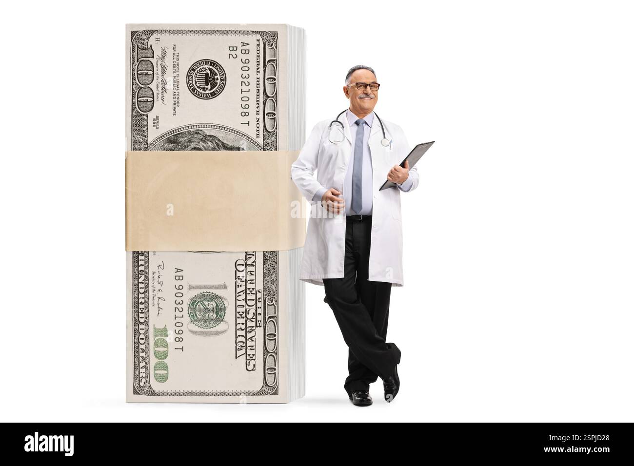 Medico che tiene in mano un appunti accanto a una grande pila di soldi isolata su sfondo bianco Foto Stock