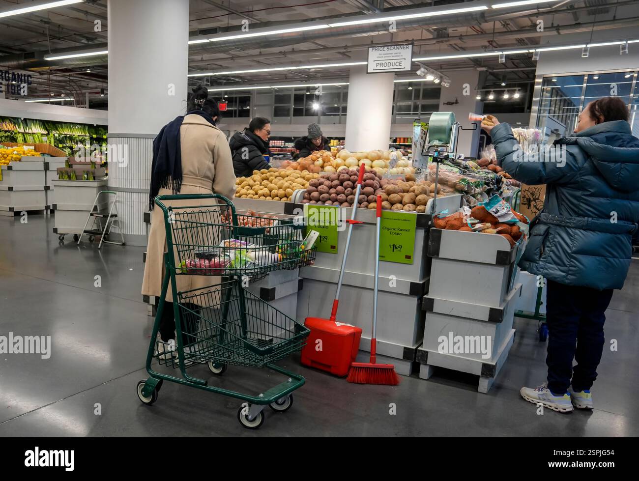 Shopping in un supermercato Whole Foods Market a New York venerdì 7 febbraio 2025. Citando le tariffe del presidente Trump, il sentimento dei consumatori è acuito dai timori dell’inflazione. (© Richard B. Levine) Foto Stock