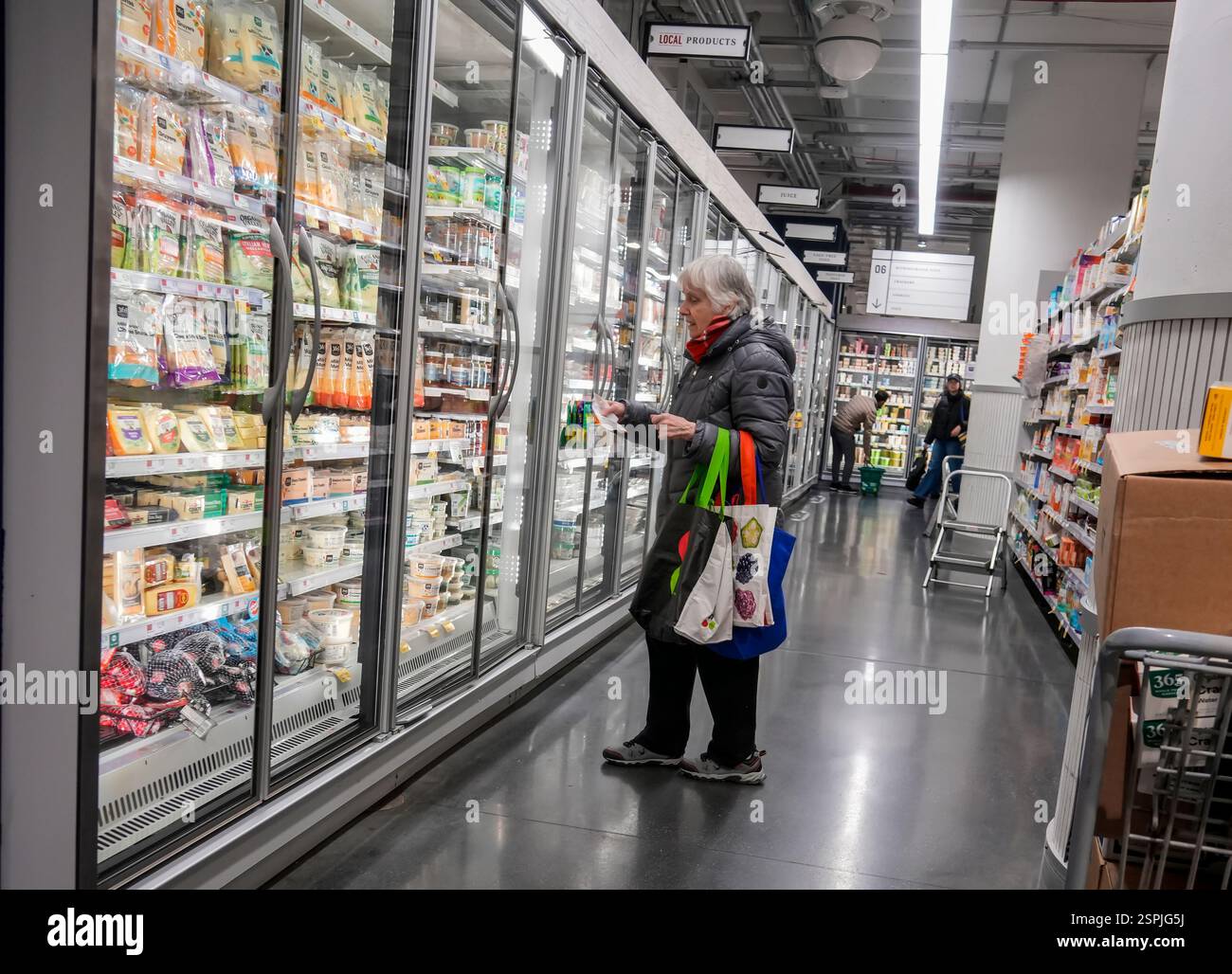 Shopping in un supermercato Whole Foods Market a New York venerdì 7 febbraio 2025. Citando le tariffe del presidente Trump, il sentimento dei consumatori è acuito dai timori dell’inflazione. (© Richard B. Levine) Foto Stock