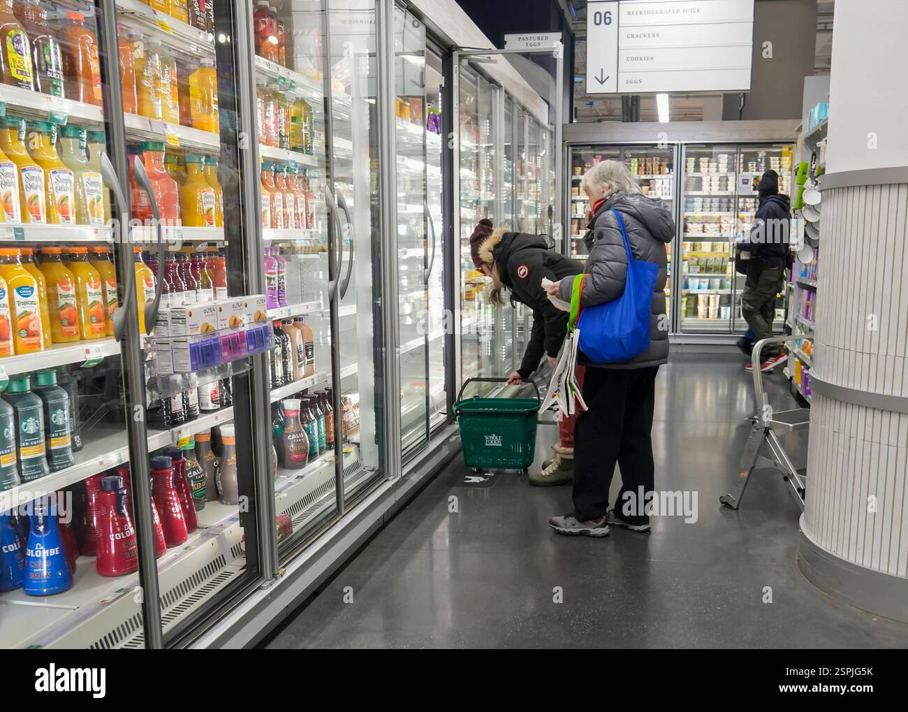 Shopping in un supermercato Whole Foods Market a New York venerdì 7 febbraio 2025. Citando le tariffe del presidente Trump, il sentimento dei consumatori è acuito dai timori dell’inflazione. (© Richard B. Levine) Foto Stock