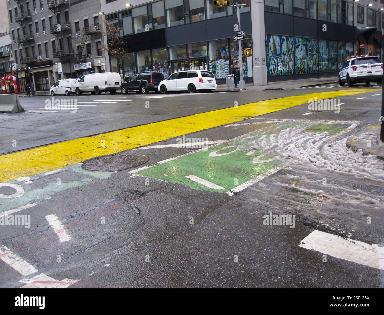 La targa gialla copre la strada su Eight Avenue a Chelsea, New York, giovedì 6 febbraio 2025. (© Richard B. Levine) Foto Stock