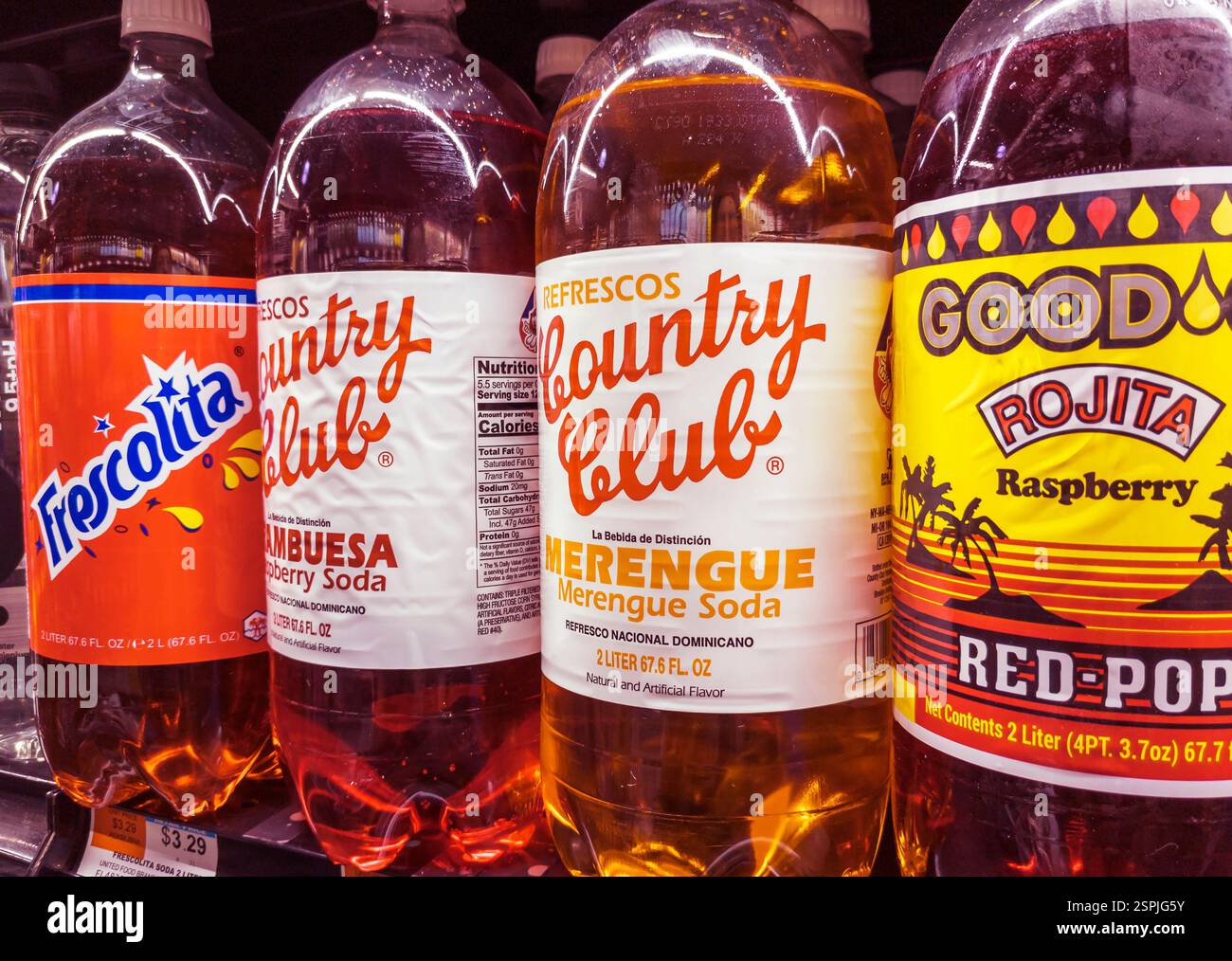 Bottiglie di bibite ispaniche in un supermercato di New York domenica 9 febbraio 2025. Le soda, la cui popolarità con i gruppi ispanici ha aumentato le vendite negli Stati Uniti, stanno diventando ampiamente disponibili nei supermercati a causa del suo fascino per i clienti non ispanici. (© Richard B. Levine) Foto Stock