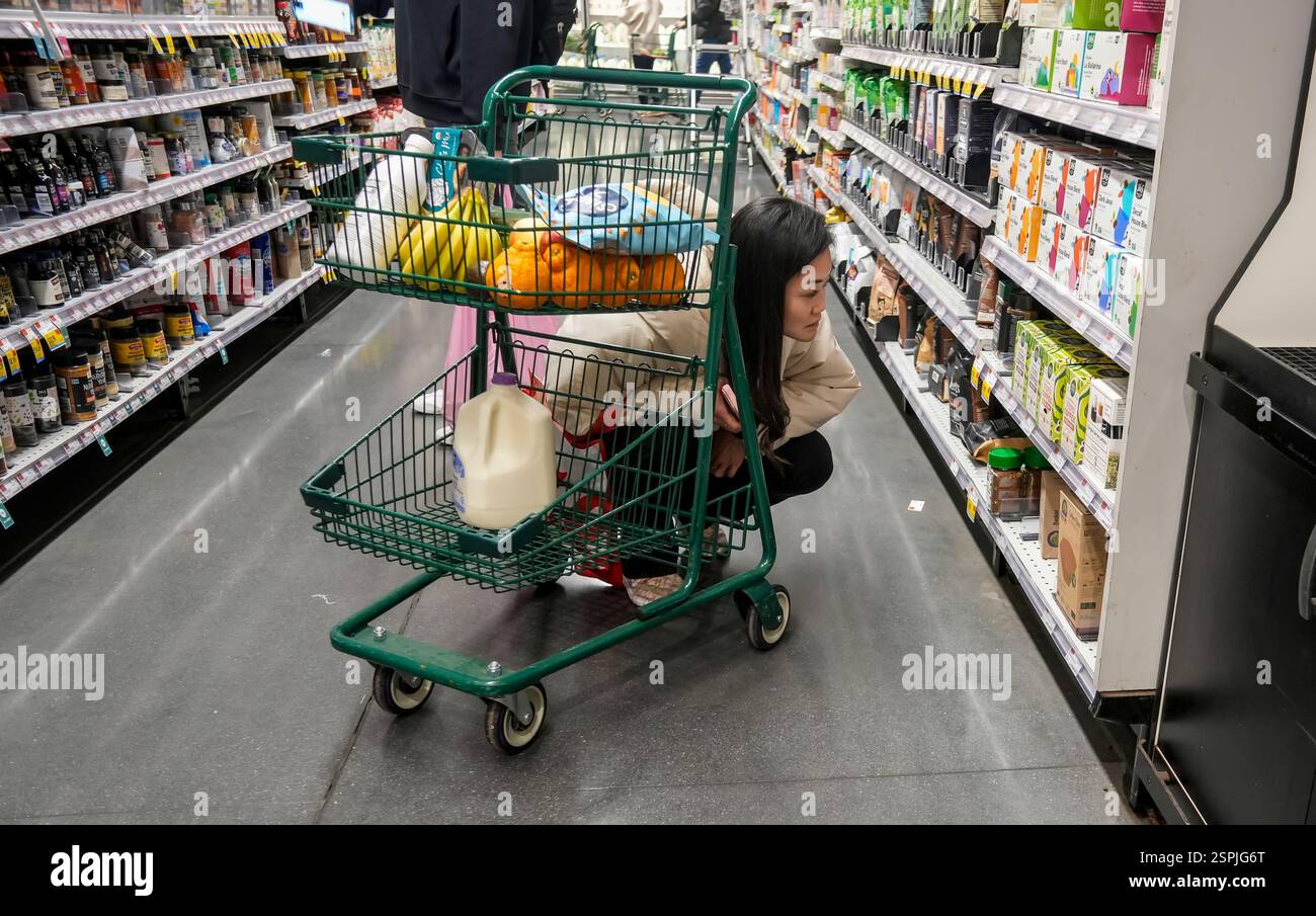 Shopping in un supermercato Whole Foods Market a New York venerdì 7 febbraio 2025. Citando le tariffe del presidente Trump, il sentimento dei consumatori è acuito dai timori dell’inflazione. (© Richard B. Levine) Foto Stock