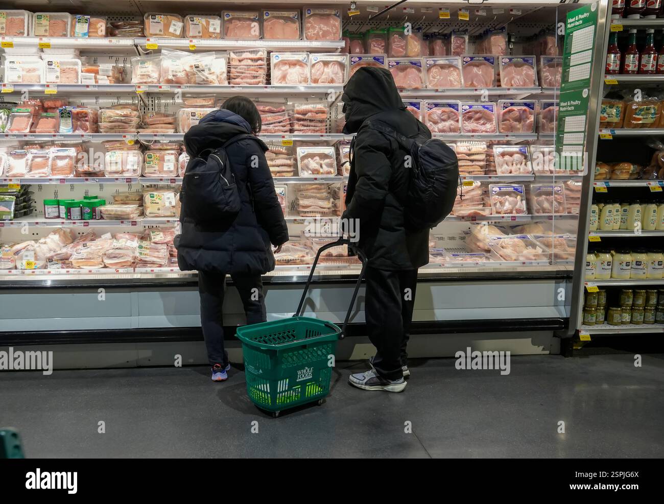 Shopping in un supermercato Whole Foods Market a New York venerdì 7 febbraio 2025. Citando le tariffe del presidente Trump, il sentimento dei consumatori è acuito dai timori dell’inflazione. (© Richard B. Levine) Foto Stock