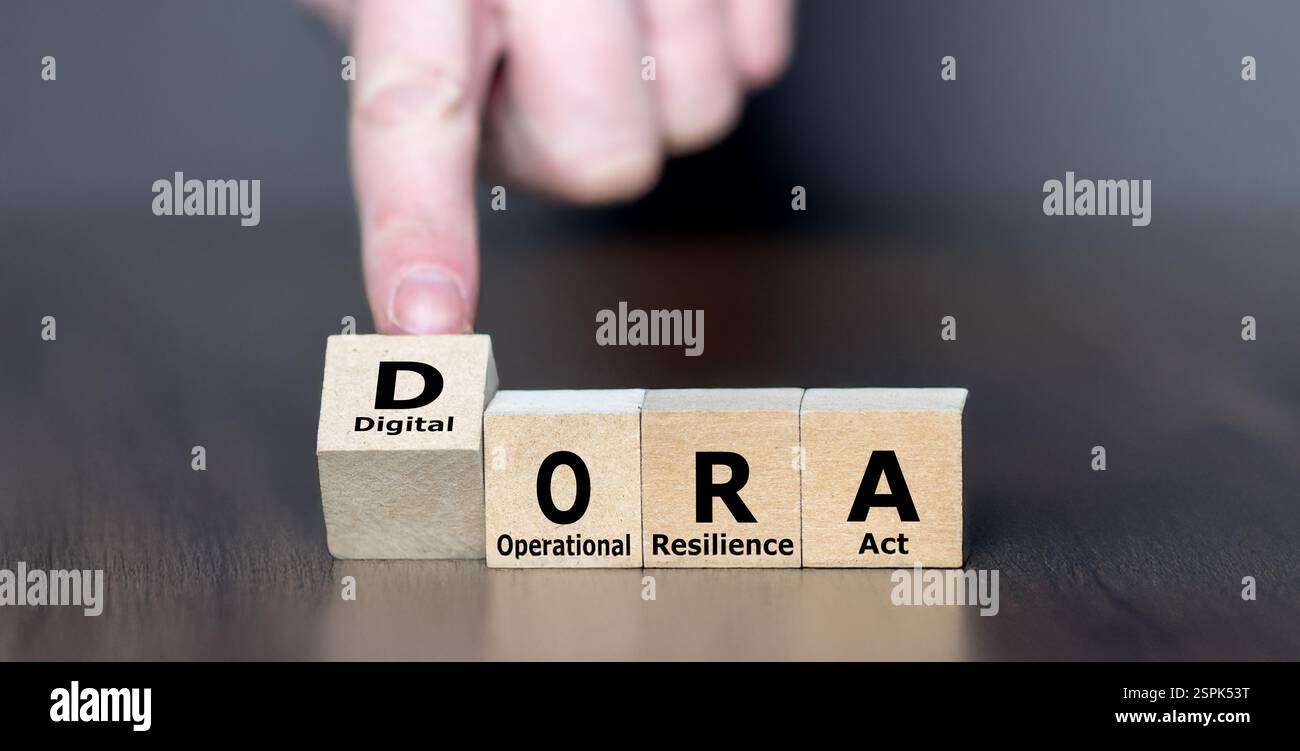 I cubi formano l'abbreviazione DORA (Digital Operational Resilience Act). Simbolo di una nuova legge europea. Foto Stock