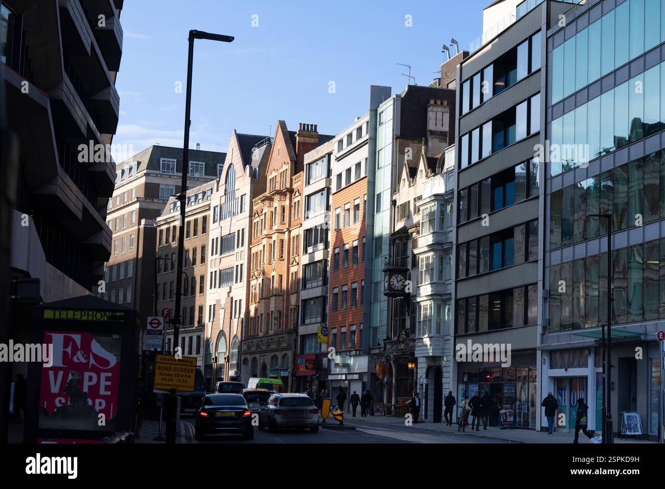 Pedoni e traffico a Holborn, Londra, vicino al pub King's Arms, in una giornata di sole. I cartelli di chiusura della strada sono visibili. Foto Stock