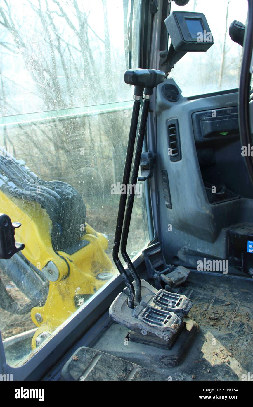 Leva per il controllo di un escavatore con le mani Foto Stock