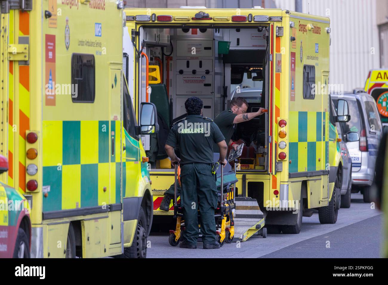 Londra, Regno Unito. 14 febbraio 2025. Ambulanze al Royal London Hospital di Whitechapel. Il NHS sta vivendo alcune delle pressioni più gravi nei suoi 75 anni di storia. Crediti: Mark Thomas/Alamy Live News Foto Stock