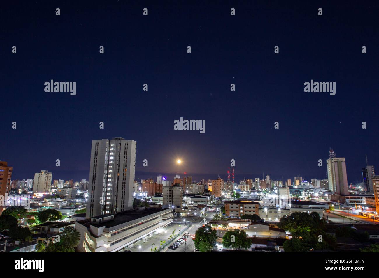 Maracaibo, Venezuela. 15-12-2024. Una luna piena è osservata nella città di Maracaibo, la capitale del petrolio del Venezuela. Foto di: Jose i Bula Urrutia. Foto Stock